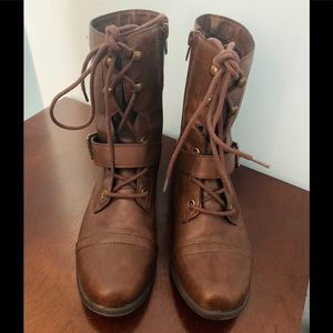 Slightly used women combat boots in brown size 5